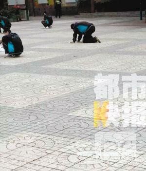 老师罚跪着写作业当事学生：太胖蹲不下才跪着 