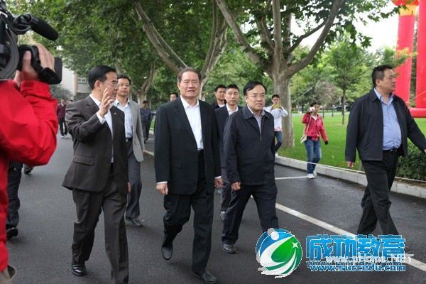 周永康10月1日回母校中国石油大学参观(组图)