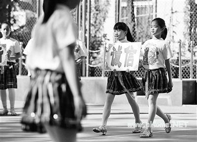 大学教授创建小学模特队 