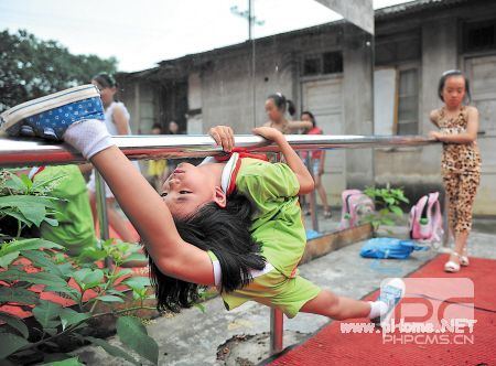 渴望艺术滋养校园一角里的“舞蹈梦”（组图） 