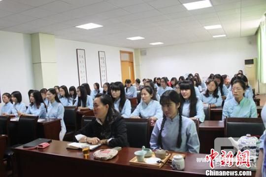 江苏师范大学开设女子学堂着民国服饰上课(图) 