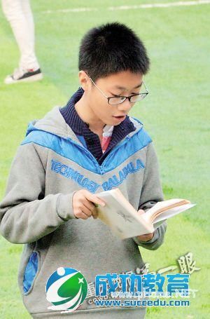 学生室外上早自习 边散步边背书还增强体质