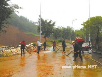 天降暴雨大学校园成了垃圾的“游泳池” 