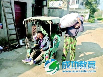 六旬夫带着病妻打工10年:我要带着她一辈子 