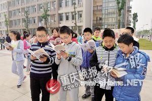 学生室外上早自习 边散步边背书还增强体质