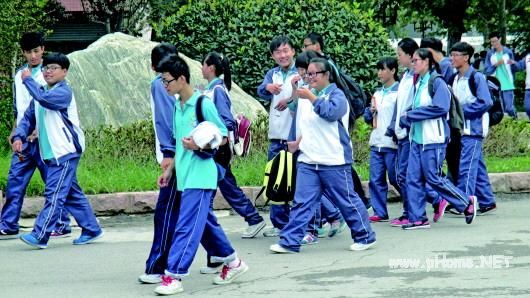 校服渴望新款式学生称校服清一色运动装太老气(图) 