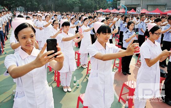 广州举办第21个成人宣誓日10万青年今日成人 