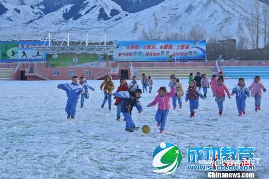 新疆小学生零下10度中享受雪地足球乐趣（图） 