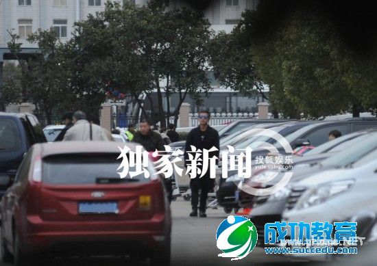 邓超一家出游归来孙俪抱小花推等等女汉子十足 