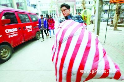 学子打7份工为母治病每天爬楼50多趟送水送快递 