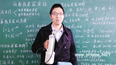 21岁大四学生当大学讲师讲课像说单口相声(图) 