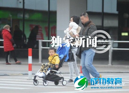 邓超一家出游归来孙俪抱小花推等等女汉子十足 