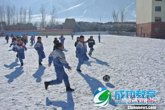 新疆小学生零下10度中享受雪地足球乐趣（图） 