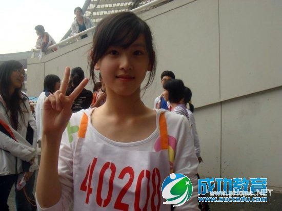 上海工程技术<a href=http://www.succedu.com/jiaoyuzixun/xiaohuanvshen/ target=_blank class=infotextkey>校花</a>被称宅男女神 盘点走红网络的靓丽<a href=http://www.succedu.com/jiaoyuzixun/xiaohuanvshen/ target=_blank class=infotextkey>校花</a>【4】