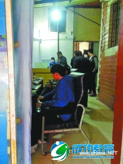 黑网吧容留小学生“包夜”少年面对镜头夺门而逃 