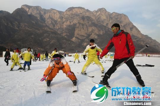 京城小学生的冰雪情：第一堂滑雪课 