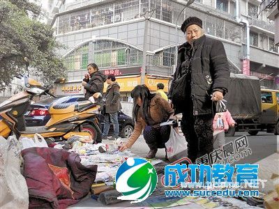 8旬老人为给儿女减轻负担路边摆摊20年(图) 