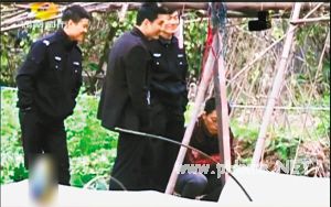 湖南临湘高中女生裸死菜地 办案民警嬉笑聊天被处理