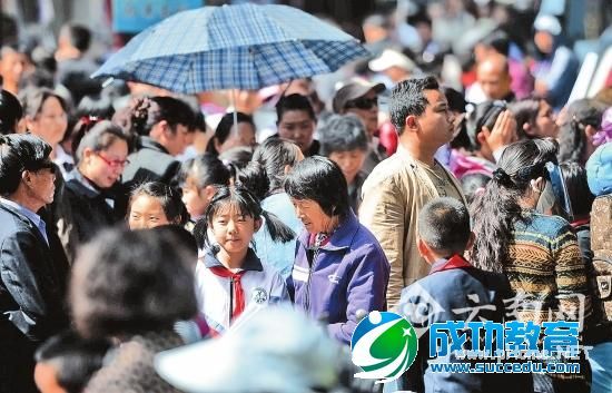 昆明一小学取消午餐服务不少孩子只能吃路边摊 