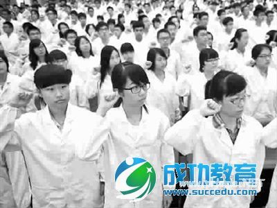 上海交大医学院新生参加“白袍仪式”(图)