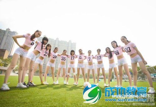 大学<a href=http://www.succedu.com/jiaoyuzixun/xiaohuanvshen/ target=_blank class=infotextkey>校花</a>校园穿露脐装拍写真 大秀美腿私房照片个人资料微信QQ微博账号