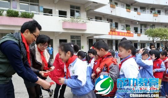 开学首日广东云浮邓发小学送学生“礼仪红包”（图） 