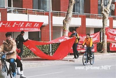 女生节清华挂出上百条横幅第二天男生自行拆除 