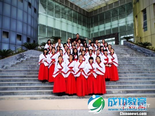 42女簇拥1男福建漳州大学生策划汉服毕业照(图) 