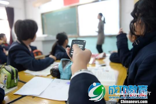 济南中小学生持“抢答器”上课实现个性课堂 