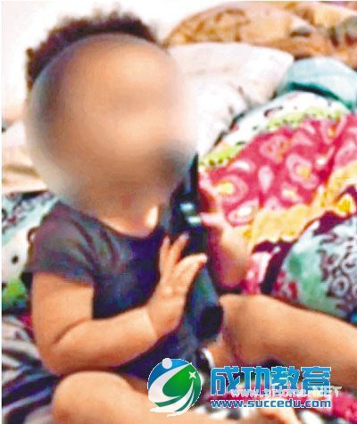 女童玩手枪塞进口中父母不阻止还拍片被捕(图) 