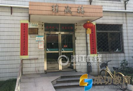 发现死亡男生的“精诚楼”，是浙大城市学院最老的宿舍楼之一。