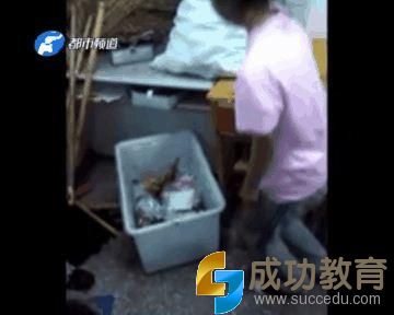 初中女生被同学踩头逼迫跪地吃垃圾(图)