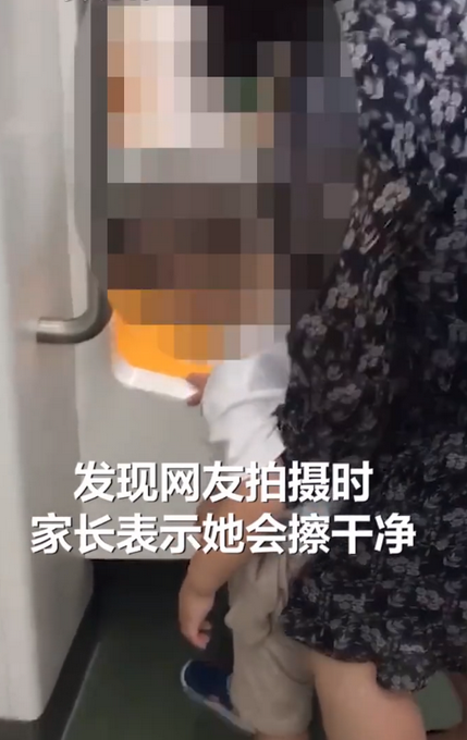 西安地铁车厢内家长带男童小便是怎么回事?什么情况?终于真相了,原来是这样! 