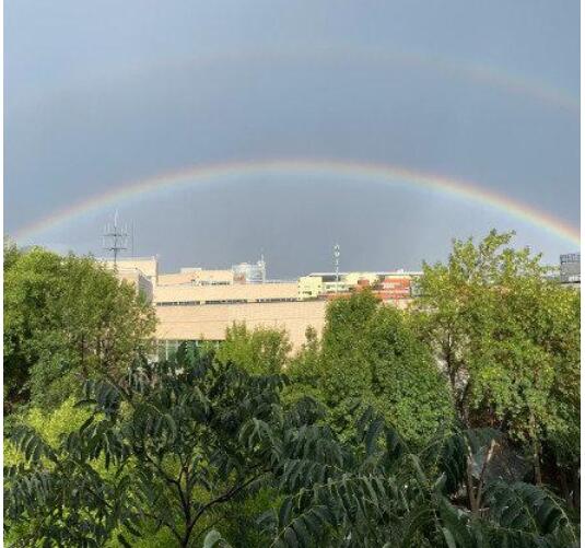 雷雨过后北京天空再现双彩虹 云销雨霁彩彻区明