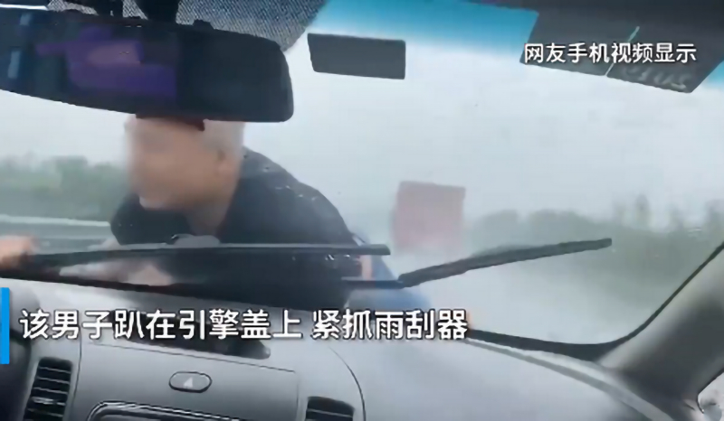 男子被顶引擎盖雨中疾驰是怎么回事?什么情况?终于真相了,原来是这样!