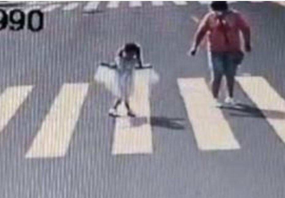 【可爱瞬间】小女孩向礼让司机行公主礼 是优雅小公主本人了