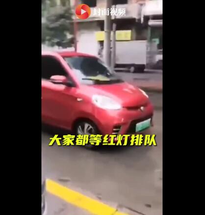 私家车逆行插队被警车迎面逼退什么情况？终于真相了，原来是这样！