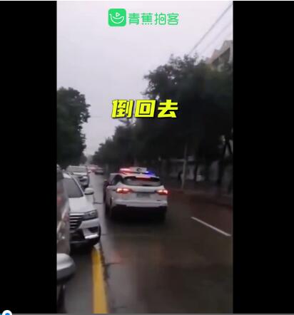 私家车逆行插队被警车迎面逼退什么情况？终于真相了，原来是这样！