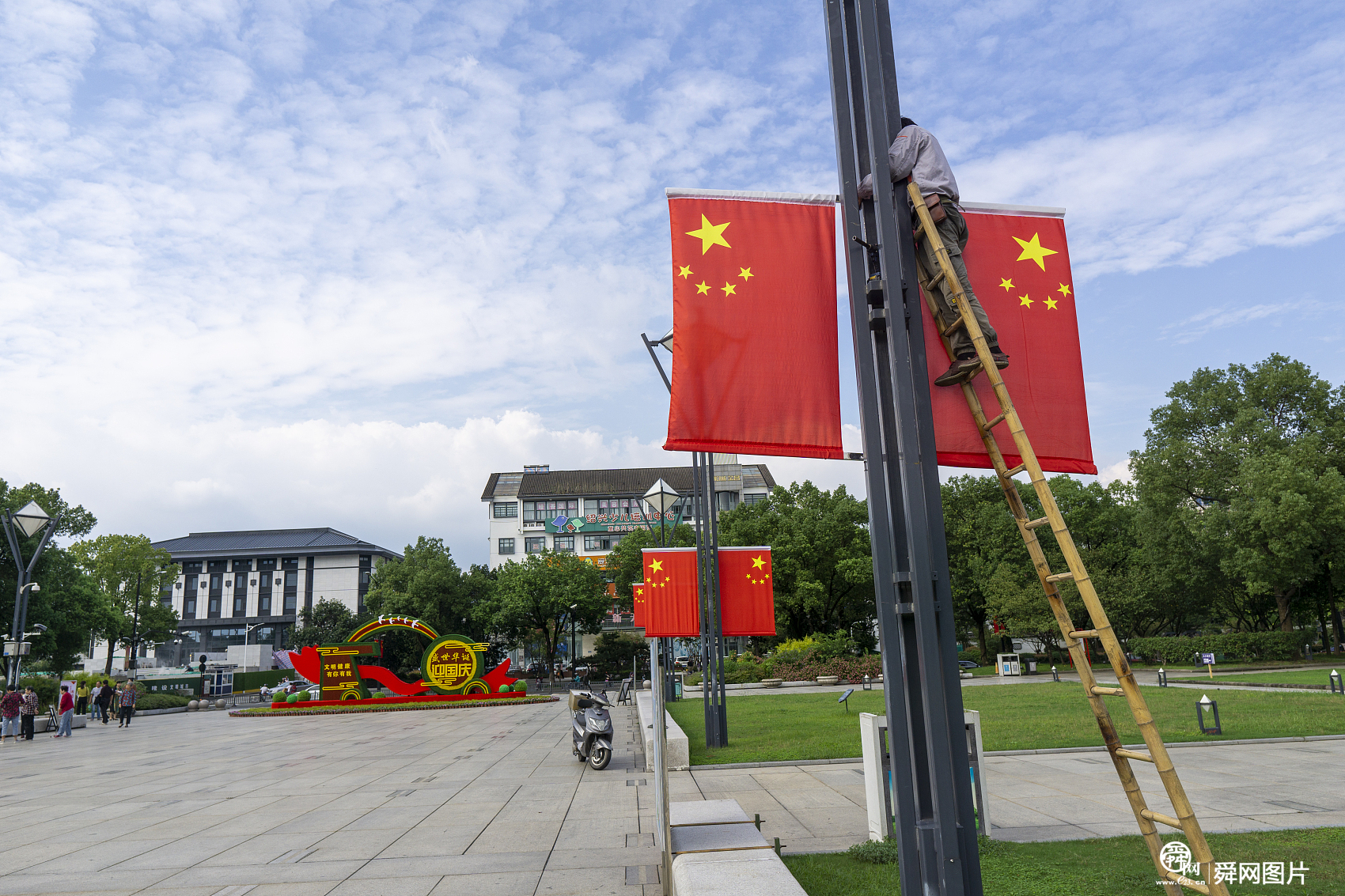 浙江绍兴：城市广场挂国旗迎国庆中秋双节