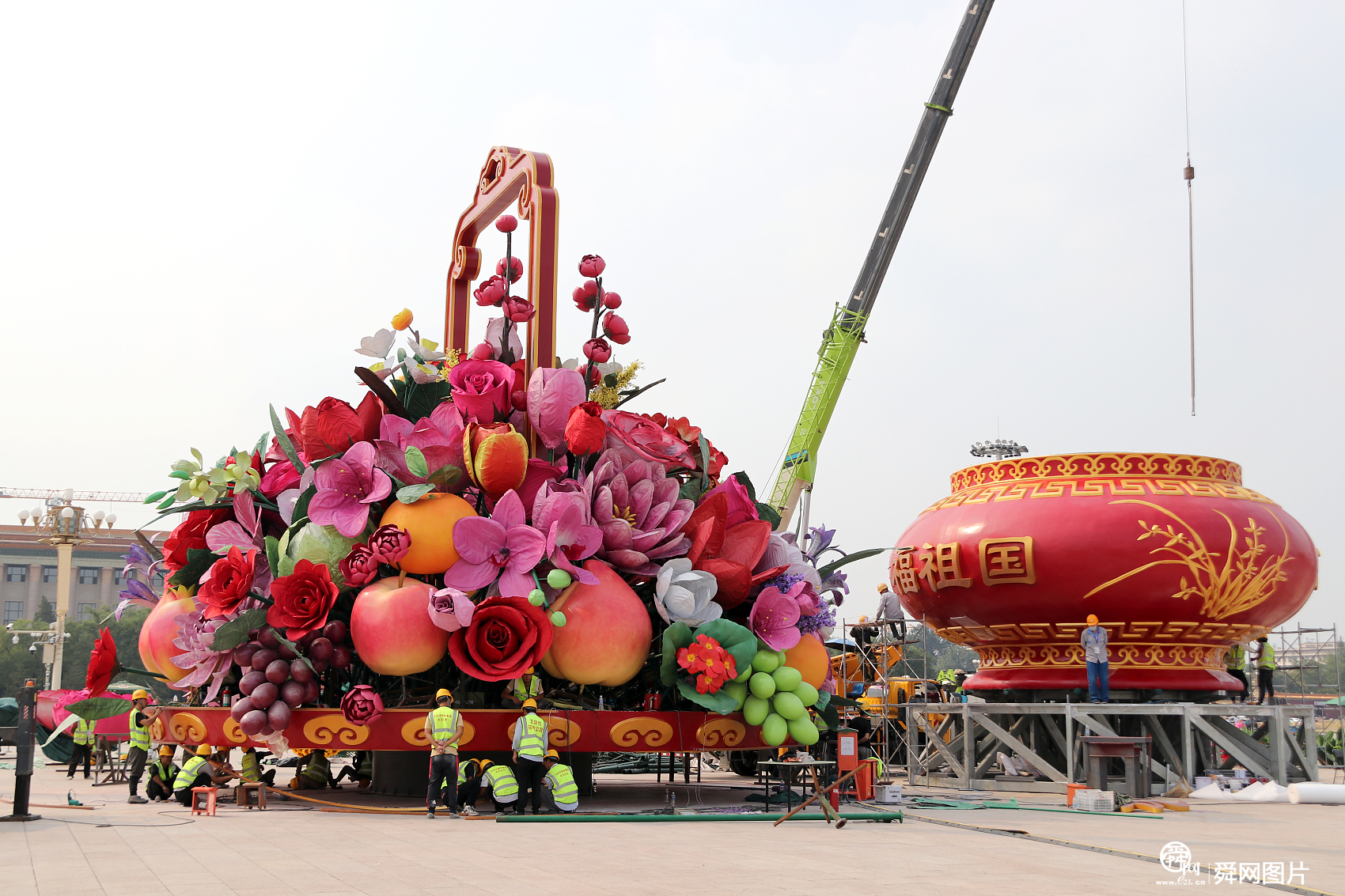 北京天安门广场“祝福祖国”主题花坛初具规模