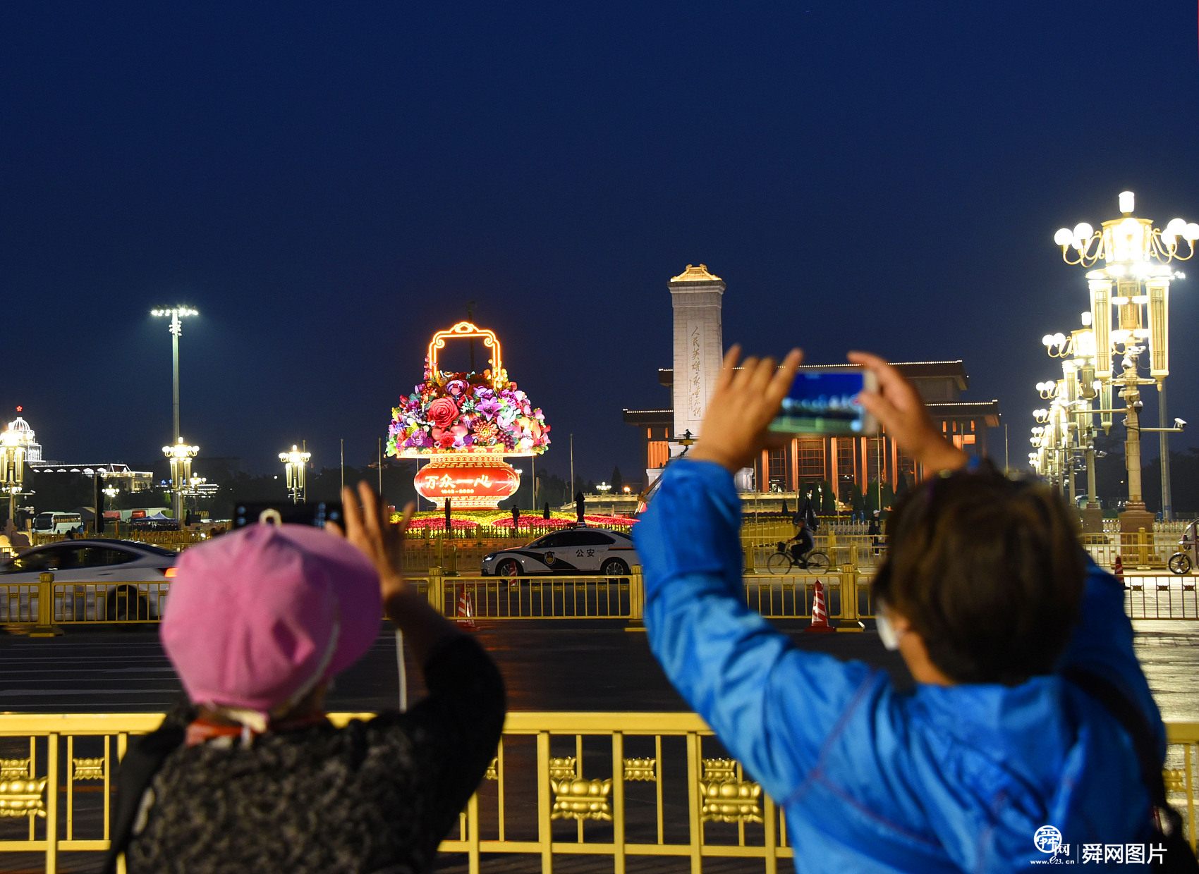 北京：天安门广场“祝福祖国”花篮亮灯 夜色璀璨惹人醉