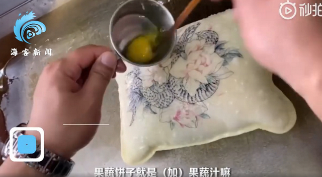 河南新乡一店家推彩色鸡蛋灌饼，网友：还以为是暖水袋