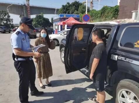 大意!10岁男孩被父母遗忘在高速服务区淡定等待,还不是第一次