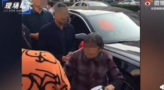 【围观】大爷大妈路上拦婚车讨红包，真是趁“喜”打劫