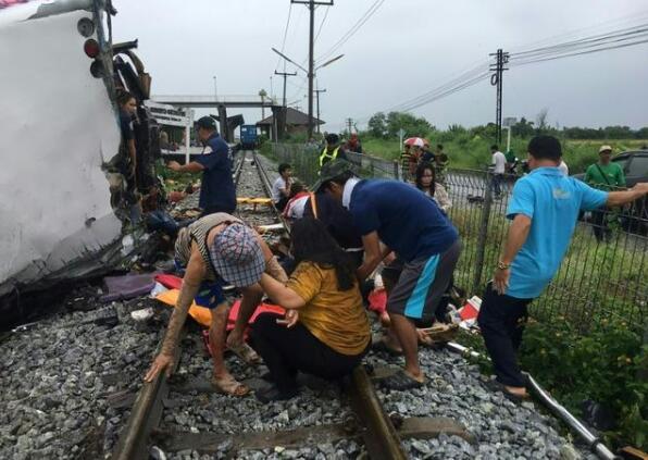 【突发】泰国一列火车与巴士相撞 至少17死29伤