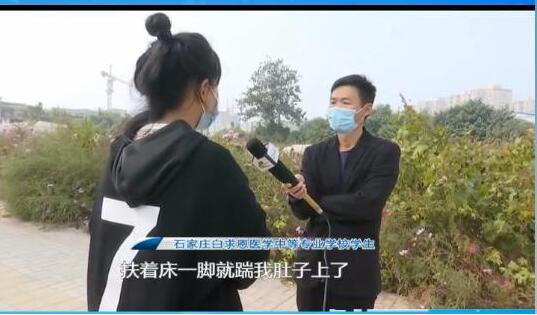 【气炸了】醉酒男老师大闹女生寝室，不止一次拽被子踹肚子