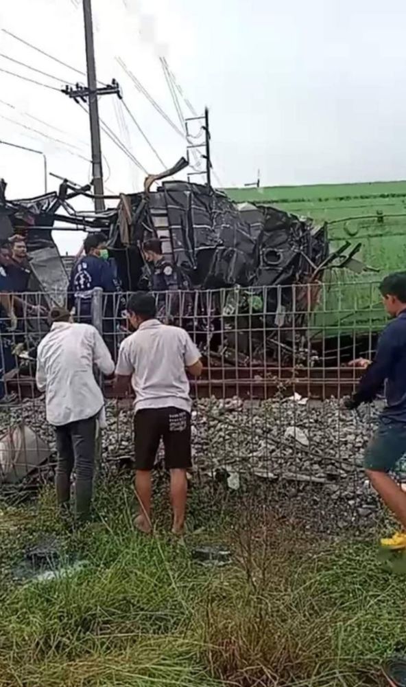 太可怕了！泰国一汽车遭火车撞翻致20死 现场详情始末曝光