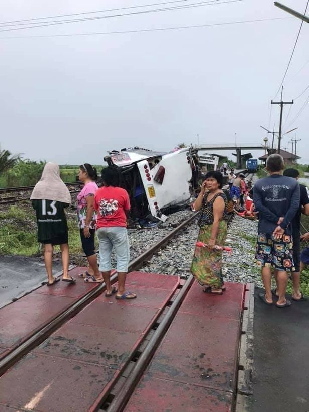 太可怕了！泰国一汽车遭火车撞翻致20死 现场详情始末曝光