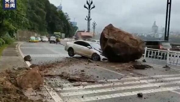 【万幸】宜宾山体滑坡过路车辆被巨石砸中无人员伤亡