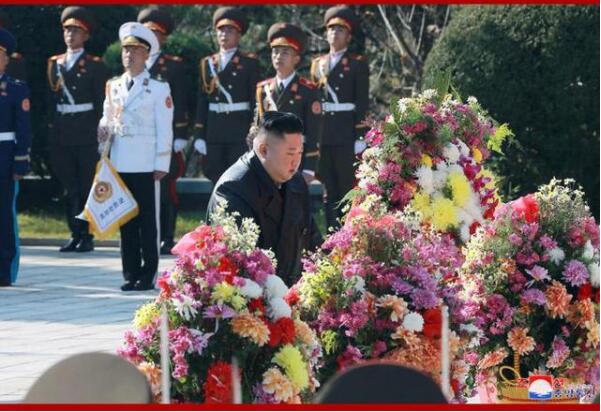 金正恩参谒中国人民志愿军烈士陵园 并向毛岸英之墓敬献花篮